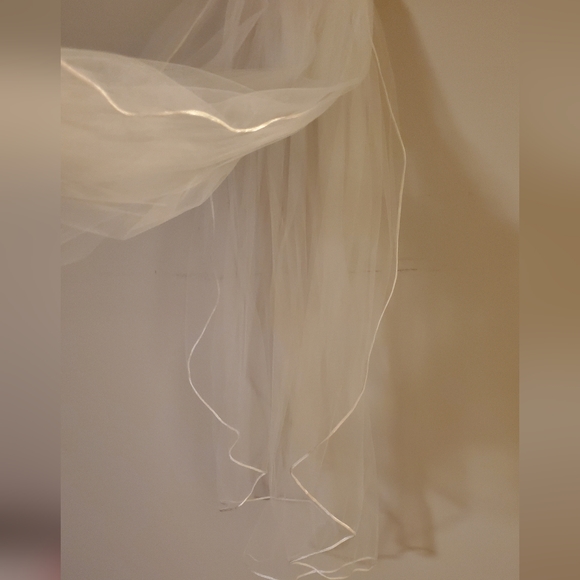 💙Wedding veil 👰. 35" long and extends to 50" width.💙 - Picture 4 of 6
